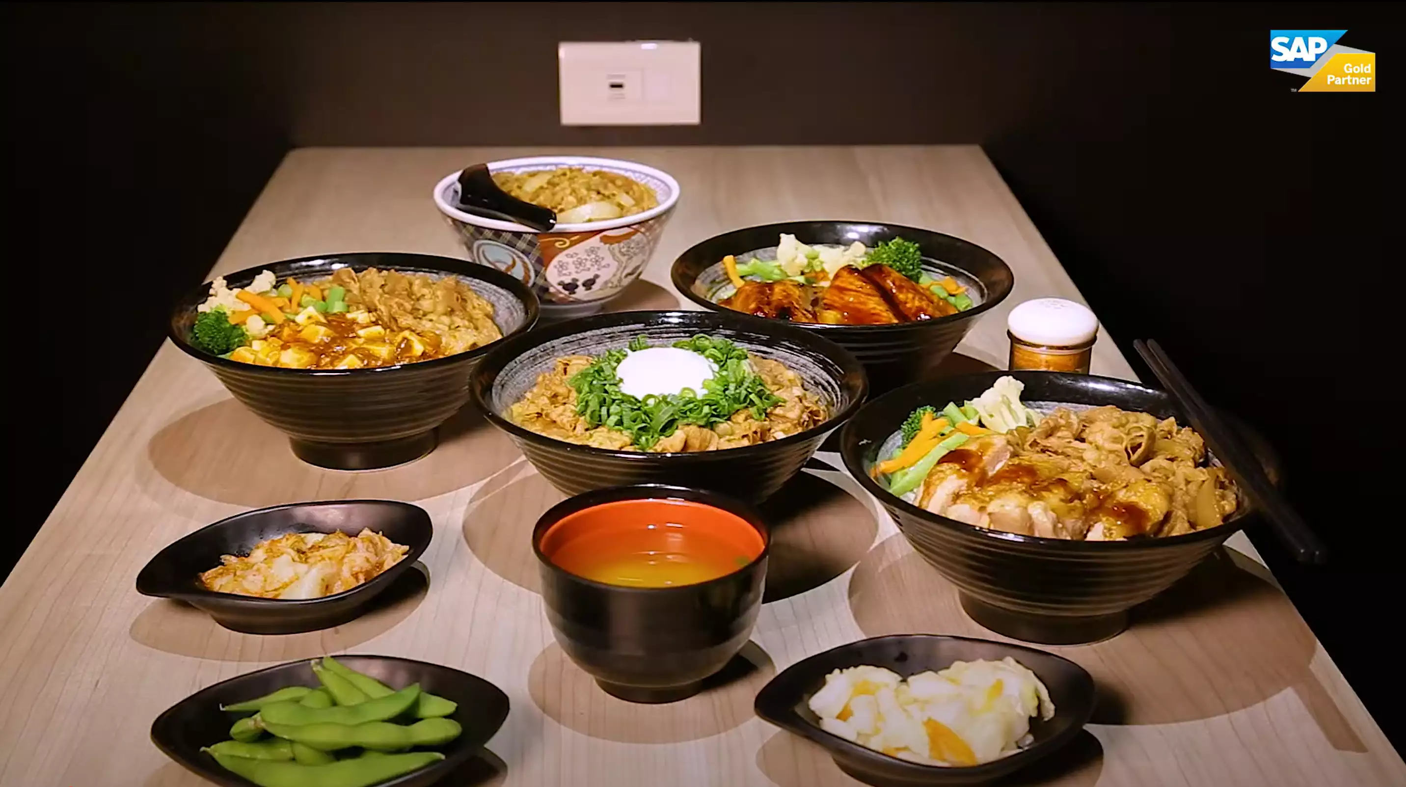 財務からオペレーションまで、飲食チェーンの業務効率化を支援 吉野家 × SOETEK SAP ERP導入事例